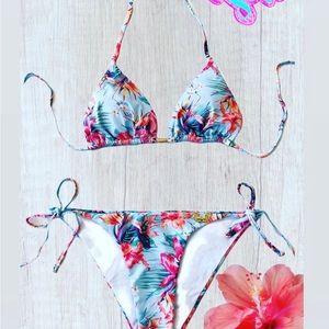 Triangle top with side tie bottoms